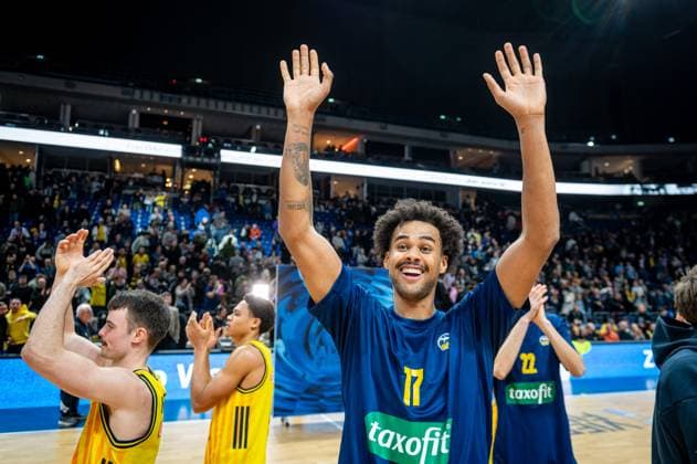 Basketball Berlin 17.11.2025 Saison 2025 2026 BBL-Pokal Viertelfinale Männer, Herren Alba Berlin - Science City Jena Norris Agbakoko (Alba Berlin, No.17) Jubel