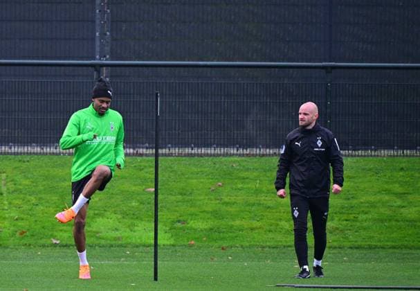 18.11.2025; Moenchengladbach; Fussball, Herren, Saison 2025 2026, Training Borussia Moenchengladbach Nathan Ngoumou (Gladbach, li.) trainierte individuell mit Rehatrainer Philipp Schmidt, re. DFL regulations prohibit any use of photographs as image sequences and or quasi-video. Borussia-Park NRW Deutschland