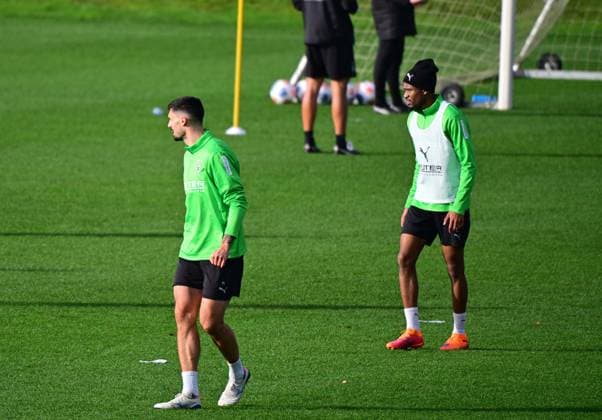 18.11.2025; Moenchengladbach; Fussball, Herren, Saison 2025 2026, Training Borussia Moenchengladbach Wieder im Mannschaftstraining v. li. Tim Kleindienst (Gladbach), Nathan Ngoumou (Gladbach) DFL regulations prohibit any use of photographs as image sequences and or quasi-video. Borussia-Park NRW Deutschland