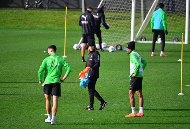18.11.2025; Moenchengladbach; Fussball, Herren, Saison 2025 2026, Training Borussia Moenchengladbach Eugen Polanski (Interimstrainer Gladbach, Mitte) begruesst Tim Kleindienst (Gladbach, li.) und Nathan Ngoumou (Gladbach, re.) zurueck im Mannschaftstraining DFL regulations prohibit any use of photographs as image sequences and or quasi-video. Borussia-Park NRW Deutschland