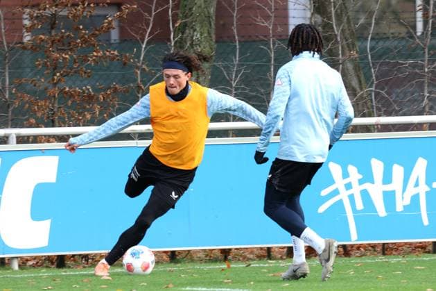 DEU, DFL, 2. FBL Hertha BSC, Training, 18.11.2025, Sportforum, Berlin, DEU, DFL, 2. FBL Hertha BSC, Training, im Bild Fabian Reese (Hertha BSC Berlin 11), Deyovaisio Zeefuik (Hertha BSC Berlin 42) DFL - regulations prohibit any use of Photographs as image sequences and or quasi-video