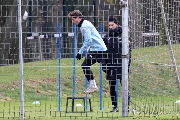 DEU, DFL, 2. FBL Hertha BSC, Training, 18.11.2025, Sportforum, Berlin, DEU, DFL, 2. FBL Hertha BSC, Training, im Bild Luca Schuler (Hertha BSC Berlin 18), Fitnesstrainer Hendrik Vieth (Hertha BSC) DFL - regulations prohibit any use of Photographs as image sequences and or quasi-video