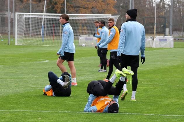 DEU, DFL, 2. FBL Hertha BSC, Training, 18.11.2025, Sportforum, Berlin, DEU, DFL, 2. FBL Hertha BSC, Training, im Bild Kevin Sessa (Hertha BSC Berlin 8), Deyovaisio Zeefuik (Hertha BSC Berlin 42), Kennet Eichhorn (Hertha BSC Berlin 23), Agust’n Rogel (Hertha BSC Berlin 3) DFL - regulations prohibit any use of Photographs as image sequences and or quasi-video