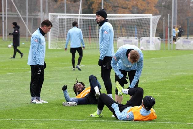 DEU, DFL, 2. FBL Hertha BSC, Training, 18.11.2025, Sportforum, Berlin, DEU, DFL, 2. FBL Hertha BSC, Training, im Bild Kevin Sessa (Hertha BSC Berlin 8), Deyovaisio Zeefuik (Hertha BSC Berlin 42), Kennet Eichhorn (Hertha BSC Berlin 23), Agust’n Rogel (Hertha BSC Berlin 3), Diego Demme (Hertha BSC Berlin 6), Julian Eitschberger (Hertha BSC Berlin 2) DFL - regulations prohibit any use of Photographs as image sequences and or quasi-video