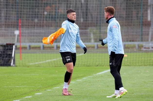 DEU, DFL, 2. FBL Hertha BSC, Training, 18.11.2025, Sportforum, Berlin, DEU, DFL, 2. FBL Hertha BSC, Training, im Bild Dawid Kownacki (Hertha BSC Berlin 9), Sebastian Groenning (Hertha BSC Berlin 17) DFL - regulations prohibit any use of Photographs as image sequences and or quasi-video