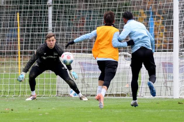 DEU, DFL, 2. FBL Hertha BSC, Training, 18.11.2025, Sportforum, Berlin, DEU, DFL, 2. FBL Hertha BSC, Training, im Bild Tjark Ernst (Hertha BSC Berlin 1) DFL - regulations prohibit any use of Photographs as image sequences and or quasi-video