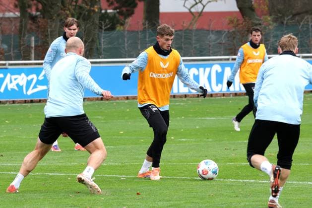 DEU, DFL, 2. FBL Hertha BSC, Training, 18.11.2025, Sportforum, Berlin, DEU, DFL, 2. FBL Hertha BSC, Training, im Bild Michael Cuisance (Hertha BSC Berlin 10), Toni Leistner (Hertha BSC Berlin 37) DFL - regulations prohibit any use of Photographs as image sequences and or quasi-video