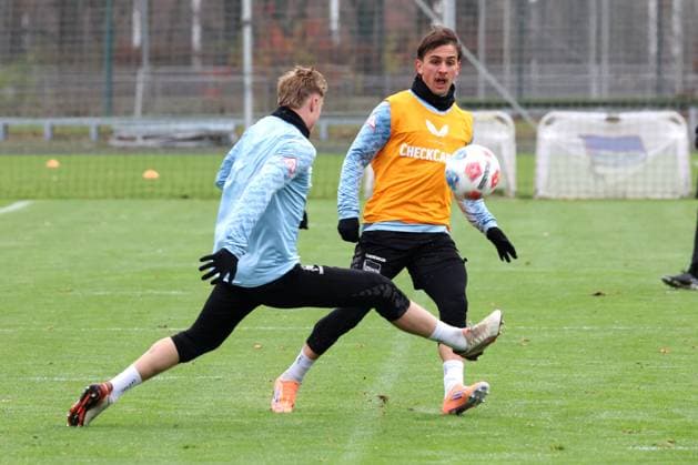 DEU, DFL, 2. FBL Hertha BSC, Training, 18.11.2025, Sportforum, Berlin, DEU, DFL, 2. FBL Hertha BSC, Training, im Bild Michal Karbownik (Hertha BSC Berlin 33), Julian Eitschberger (Hertha BSC Berlin 2) DFL - regulations prohibit any use of Photographs as image sequences and or quasi-video