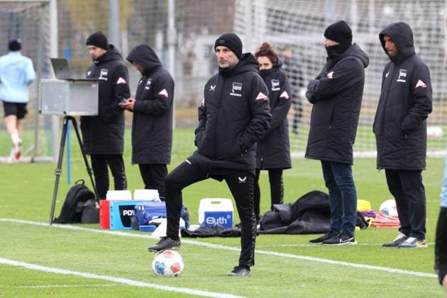 DEU, DFL, 2. FBL Hertha BSC, Training, 18.11.2025, Sportforum, Berlin, DEU, DFL, 2. FBL Hertha BSC, Training, im Bild Cheftrainer Stefan Leitl (Hertha BSC Berlin), Team da hinter DFL - regulations prohibit any use of Photographs as image sequences and or quasi-video