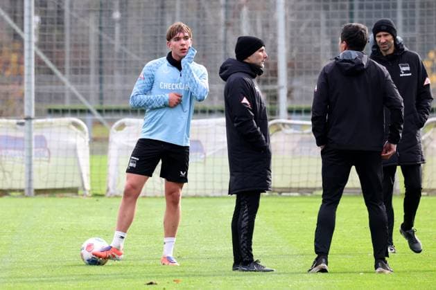 DEU, DFL, 2. FBL Hertha BSC, Training, 18.11.2025, Sportforum, Berlin, DEU, DFL, 2. FBL Hertha BSC, Training, im Bild Cheftrainer Stefan Leitl (Hertha BSC Berlin), Kennet Eichhorn (Hertha BSC Berlin 23) DFL - regulations prohibit any use of Photographs as image sequences and or quasi-video
