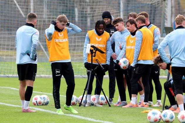 DEU, DFL, 2. FBL Hertha BSC, Training, 18.11.2025, Sportforum, Berlin, DEU, DFL, 2. FBL Hertha BSC, Training, im Bild Auswertung, Hertha-Spielerkreis DFL - regulations prohibit any use of Photographs as image sequences and or quasi-video