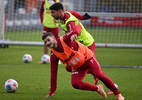18.11.2025, xophax, Fussball 1.Bundesliga Saison 2025 2026 1.FC Köln Training nach der Länderspielpause. Tom Krauss , links vorn und Cenk Özkacar ( beide 1.FC Köln ) Köln