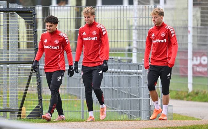 18.11.2025 - Fussball - 2. Fussball - Bundesliga - Saison 2025 2026 - 1. FC Nürnberg Nuernberg FCN ( Club ) - Training - Sportfoto Zink - xwoxzix - Justin von der Hitz (27, 1. FC Nürnberg FCN ) Eric Porstner (41, 1. FC Nürnberg FCN ) Tim Janisch (32, 1. FC Nürnberg FCN ) auf Weg zum Trainingsplatz