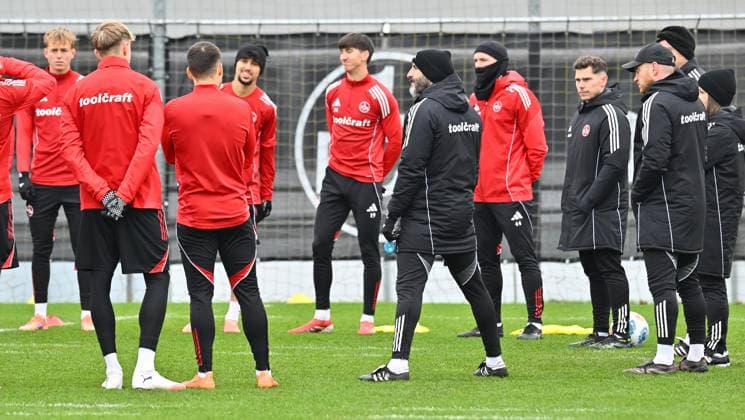18.11.2025 - Fussball - 2. Fussball - Bundesliga - Saison 2025 2026 - 1. FC Nürnberg Nuernberg FCN ( Club ) - Training - Sportfoto Zink - xwoxzix - Javier Pinola (Co-Trainer 1. FC Nürnberg FCN ) spricht zu Mannschaft Team