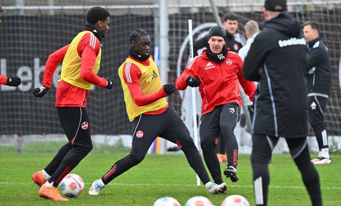 18.11.2025 - Fussball - 2. Fussball - Bundesliga - Saison 2025 2026 - 1. FC Nürnberg Nuernberg FCN ( Club ) - Training - Sportfoto Zink - xwoxzix - Winners Osawe (38, 1. FC Nürnberg FCN ) Mustapha Hindolo (22, 1. FC Nürnberg FCN ) Ondrej Karafiat (44, 1. FC Nürnberg FCN )