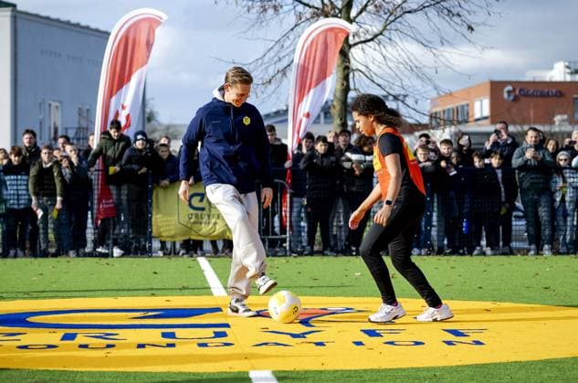 GORINCHEM - Frenkie de Jong during the opening of a Cruyff Court at the i_campus. Because the footballer won the Johan Cruyff Prize in 2019, he was allowed to choose a location for a new Cruyff Court. ANP ROBIN VAN LONKHUIJSEN xVIxANPxSportx xxANPxIVx 542414038 originalFilename: 542414038.jpg
