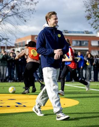 GORINCHEM - Frenkie de Jong during the opening of a Cruyff Court at the i_campus. Because the footballer won the Johan Cruyff Prize in 2019, he was allowed to choose a location for a new Cruyff Court. ANP ROBIN VAN LONKHUIJSEN xVIxANPxSportx xxANPxIVx 542414061 originalFilename: 542414061.jpg