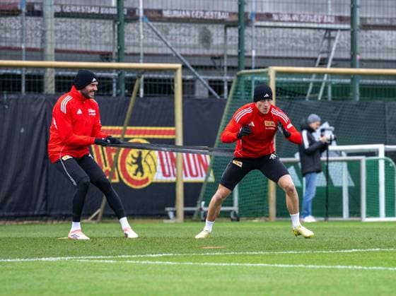 Fußball, Herren, Saison 2025 2026, 1. Bundesliga, 1. FC Union Berlin, Training, v. l. Christopher Trimmel (1. FC Union Berlin), Tim Skarke (1. FC Union Berlin), 18.11. 2025, Copyright: xMatthiasxKochx