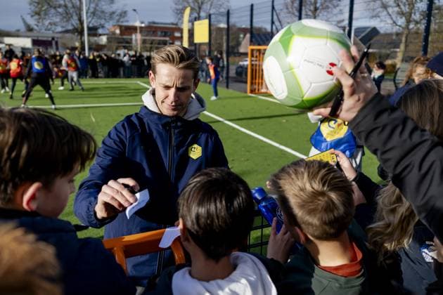 GORINCHEM - Frenkie de Jong signs autographs during the opening of a Cruyff Court at the i_campus. Because the footballer won the Johan Cruyff Prize in 2019, he was allowed to choose a location for the new Cruyff Court. ANP ROBIN VAN LONKHUIJSEN xVIxANPxSportx xxANPxIVx 542414328 originalFilename: 542414328.jpg