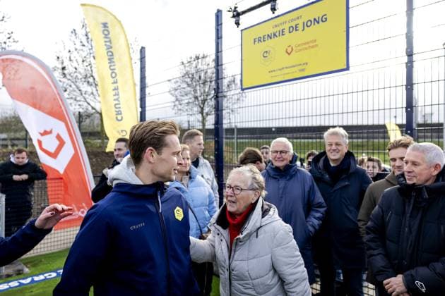 GORINCHEM - Frenkie de Jong with his grandmother and other family members at the opening of a Cruyff Court at the i_campus. Because the footballer won the Johan Cruyff Prize in 2019, he was allowed to choose a location for a new Cruyff Court. ANP ROBIN VAN LONKHUIJSEN xVIxANPxSportx xxANPxIVx 542414359 originalFilename: 542414359.jpg