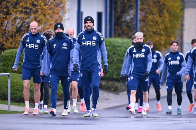 18.11.2025, Fussball, 2. Bundesliga, Saison 2025 2026, Training FC Schalke 04, Die laufen zum Platz, Henning Matriciani (FC Schalke 04) , Ron Schallenberg (FC Schalke 04), Kenan Karaman (FC Schalke 04) xRHR-FOTO YYx Copyright: KROEGER RHR-FOTOx RHR-FOTO YY