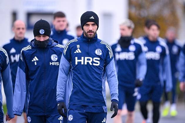 18.11.2025, Fussball, 2. Bundesliga, Saison 2025 2026, Training FC Schalke 04, Kenan Karaman (FC Schalke 04) xRHR-FOTO YYx Copyright: KROEGER RHR-FOTOx RHR-FOTO YY