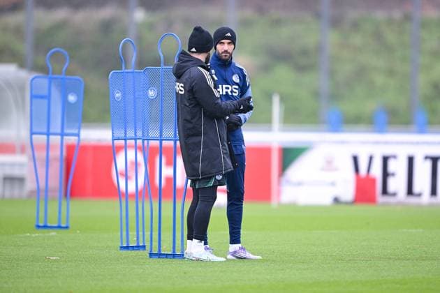 18.11.2025, Fussball, 2. Bundesliga, Saison 2025 2026, Training FC Schalke 04, Trainer Miron Muslic (FC Schalke 04), Kenan Karaman (FC Schalke 04) xRHR-FOTO YYx Copyright: KROEGER RHR-FOTOx RHR-FOTO YY