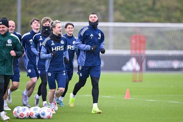 18.11.2025, Fussball, 2. Bundesliga, Saison 2025 2026, Training FC Schalke 04, Finn Porath (FC Schalke 04) , Hasan Kurucay (FC Schalke 04) xRHR-FOTO YYx Copyright: KROEGER RHR-FOTOx RHR-FOTO YY