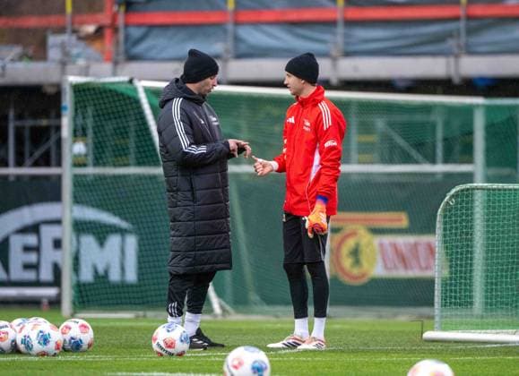 Fußball, Herren, Saison 2025 2026, 1. Bundesliga, 1. FC Union Berlin, Training, v. l. Physiotherapeut Sven Kuhlbrodt, Torhüter Frederik Rönnow (1. FC Union Berlin), 18.11. 2025, Copyright: xMatthiasxKochx
