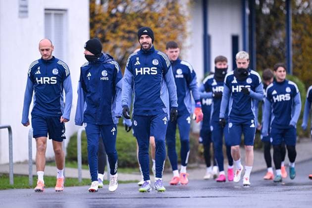 18.11.2025, Fussball, 2. Bundesliga, Saison 2025 2026, Training FC Schalke 04, Die laufen zum Platz, Henning Matriciani (FC Schalke 04) , Ron Schallenberg (FC Schalke 04), Kenan Karaman (FC Schalke 04) xRHR-FOTO YYx Copyright: KROEGER RHR-FOTOx RHR-FOTO YY