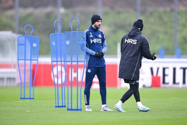 18.11.2025, Fussball, 2. Bundesliga, Saison 2025 2026, Training FC Schalke 04, Kenan Karaman (FC Schalke 04), Trainer Miron Muslic (FC Schalke 04) xRHR-FOTO YYx Copyright: KROEGER RHR-FOTOx RHR-FOTO YY