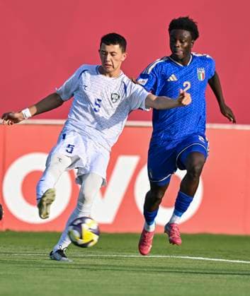 Italy v Uzbekistan : Round of 16- FIFA U-17 World Cup Qatar 2025 Dauda Iddrisa of Italy and Amirkhon Muradov of Uzbekistan in action during the FIFA U-17 World Cup Qatar 2025 Round of 16 match between Italy and Uzbekistan in Doha, Qatar, on November 18, 2025. DOHA Qatar Copyright: xNOUSHADxTHEKKAYILx