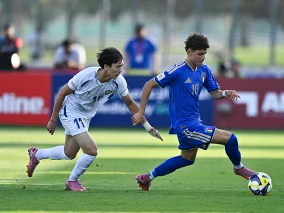 Italy v Uzbekistan : Round of 16- FIFA U-17 World Cup Qatar 2025 Samuele Inacio of Italy and Sayfiddin Sodikov of Uzbekistan in action during the FIFA U-17 World Cup Qatar 2025 Round of 16 match between Italy and Uzbekistan in Doha, Qatar, on November 18, 2025. DOHA Qatar Copyright: xNOUSHADxTHEKKAYILx