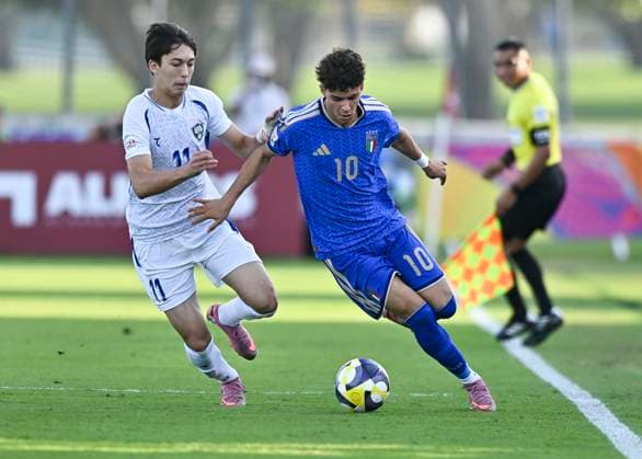 Italy v Uzbekistan : Round of 16- FIFA U-17 World Cup Qatar 2025 Samuele Inacio of Italy and Sayfiddin Sodikov of Uzbekistan in action during the FIFA U-17 World Cup Qatar 2025 Round of 16 match between Italy and Uzbekistan in Doha, Qatar, on November 18, 2025. DOHA Qatar Copyright: xNOUSHADxTHEKKAYILx