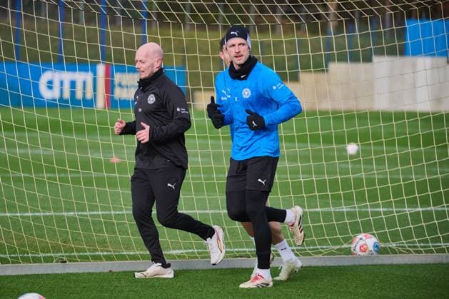 18.11.2025, Fußball, Herren, 2.BL (Bundesliga), Saison 2025 2026, Training Holstein Kiel (KSV) Carl Johansson (re.) läuft mit Physiotherapeut David Hallmann Kiel Holstein-Stadion, Projensdorf Schleswig-Holstein Deutschland