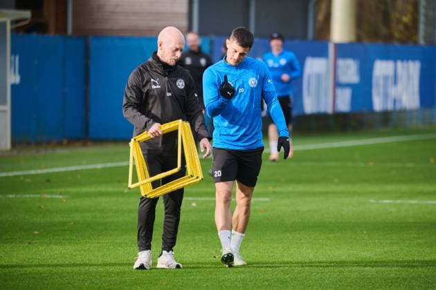 18.11.2025, Fußball, Herren, 2.BL (Bundesliga), Saison 2025 2026, Training Holstein Kiel (KSV) Adrian Kapralik (re.) mit Physiotherapeut David Hallmann Kiel Holstein-Stadion, Projensdorf Schleswig-Holstein Deutschland