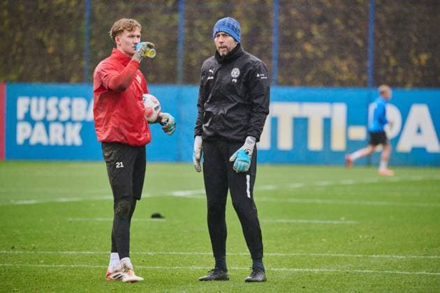 18.11.2025, Fußball, Herren, 2.BL (Bundesliga), Saison 2025 2026, Training Holstein Kiel (KSV) Torwart Jonas Krumrey mit Torwarttrainer Patrick Borger (re.) Kiel Holstein-Stadion, Projensdorf Schleswig-Holstein Deutschland
