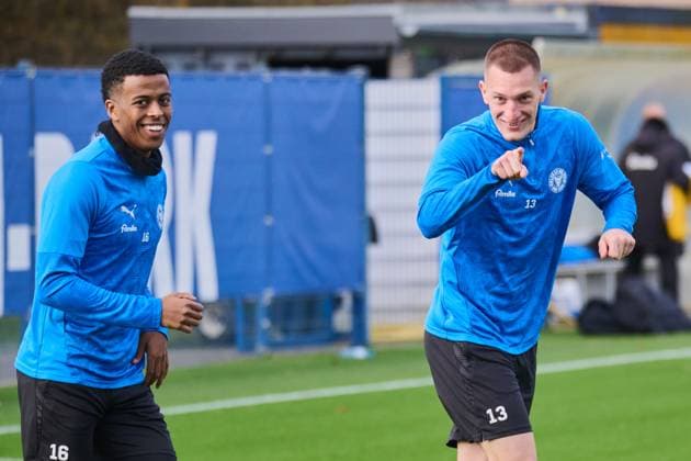 18.11.2025, Fußball, Herren, 2.BL (Bundesliga), Saison 2025 2026, Training Holstein Kiel (KSV) Andu Kelati (li.) und Ivan Nekic beim Rekonvaleszenen-Training Kiel Holstein-Stadion, Projensdorf Schleswig-Holstein Deutschland