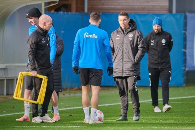 18.11.2025, Fußball, Herren, 2.BL (Bundesliga), Saison 2025 2026, Training Holstein Kiel (KSV) Trainer Marcel Rapp mit Adrian Kapralik Kiel Holstein-Stadion, Projensdorf Schleswig-Holstein Deutschland