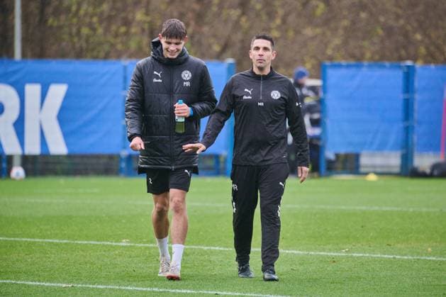 18.11.2025, Fußball, Herren, 2.BL (Bundesliga), Saison 2025 2026, Training Holstein Kiel (KSV) Trainer Marcel Rapp mit Frederik Roslyng (li.) Kiel Holstein-Stadion, Projensdorf Schleswig-Holstein Deutschland