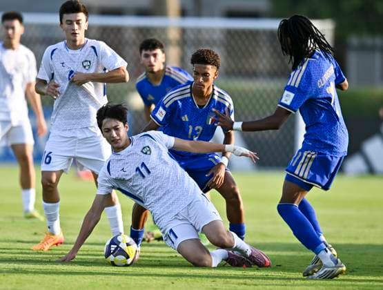 Italy v Uzbekistan : Round of 16- FIFA U-17 World Cup Qatar 2025 David Marini of Italy and Sayfiddin Sodikov of Uzbekistan in action during the FIFA U-17 World Cup Qatar 2025 Round of 16 match between Italy and Uzbekistan in Doha, Qatar, on November 18, 2025. DOHA Qatar Copyright: xNOUSHADxTHEKKAYILx