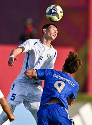 Italy v Uzbekistan : Round of 16- FIFA U-17 World Cup Qatar 2025 Thomas Campaniello of Italy and Amirkhon Muradov of Uzbekistan in action during the FIFA U-17 World Cup Qatar 2025 Round of 16 match between Italy and Uzbekistan in Doha, Qatar, on November 18, 2025. DOHA Qatar Copyright: xNOUSHADxTHEKKAYILx