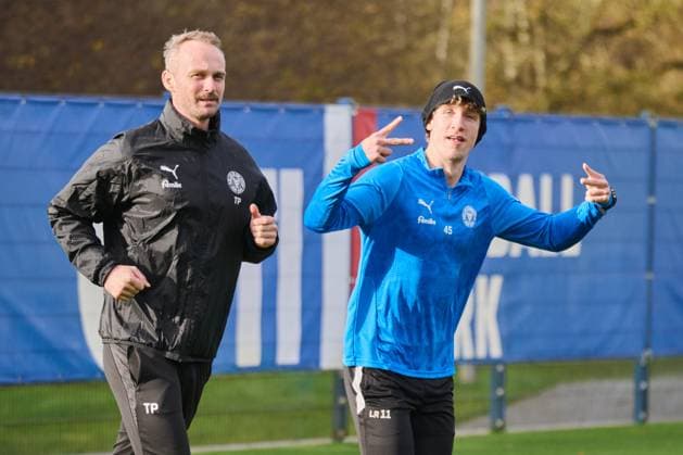 18.11.2025, Fußball, Herren, 2.BL (Bundesliga), Saison 2025 2026, Training Holstein Kiel (KSV) Lasse Rosenboom mit Physiotherapeut Timm Pflügler (li.) Kiel Holstein-Stadion, Projensdorf Schleswig-Holstein Deutschland