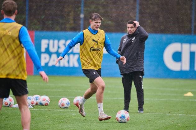 18.11.2025, Fußball, Herren, 2.BL (Bundesliga), Saison 2025 2026, Training Holstein Kiel (KSV) Frederik Roslyng vor Trainer Marcel Rapp Kiel Holstein-Stadion, Projensdorf Schleswig-Holstein Deutschland
