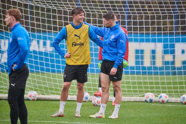 18.11.2025, Fußball, Herren, 2.BL (Bundesliga), Saison 2025 2026, Training Holstein Kiel (KSV) Frederik Roslyng (li.) mit Markus Müller Kiel Holstein-Stadion, Projensdorf Schleswig-Holstein Deutschland