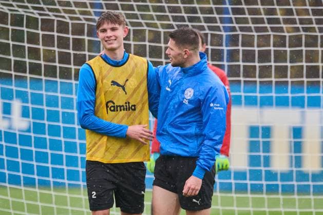 18.11.2025, Fußball, Herren, 2.BL (Bundesliga), Saison 2025 2026, Training Holstein Kiel (KSV) Frederik Roslyng (li.) mit Markus Müller Kiel Holstein-Stadion, Projensdorf Schleswig-Holstein Deutschland
