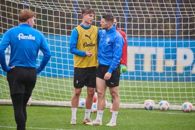 18.11.2025, Fußball, Herren, 2.BL (Bundesliga), Saison 2025 2026, Training Holstein Kiel (KSV) Frederik Roslyng (li.) mit Markus Müller Kiel Holstein-Stadion, Projensdorf Schleswig-Holstein Deutschland