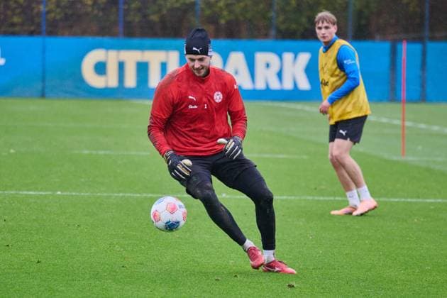 18.11.2025, Fußball, Herren, 2.BL (Bundesliga), Saison 2025 2026, Training Holstein Kiel (KSV) Torwart Timon Weiner jagt den Ball Kiel Holstein-Stadion, Projensdorf Schleswig-Holstein Deutschland
