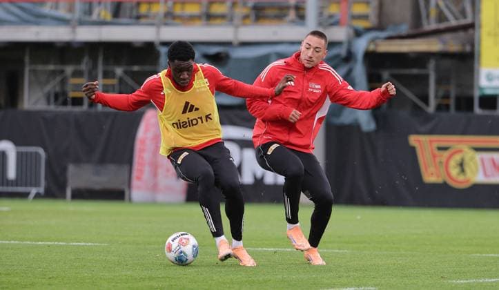 Osaro Ogbemudia im Zweikampf mit Marin Ljubicic Aktion Spielszene Fußball Fussball Training 1.Bundesliga Herren DFL Saison 2025 2026 18.11.2025 1.FC Union Berlin FCU DFL regulations prohibit any use of photographs as image sequences and or quasi-video.
