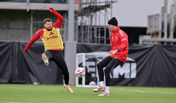 Oliver Burke, Torwart Frederik Rönnow Zweikampf Spielszene Aktion Fußball Fussball Training 1.Bundesliga Herren DFL Saison 2025 2026 18.11.2025 1.FC Union Berlin FCU DFL regulations prohibit any use of photographs as image sequences and or quasi-video.